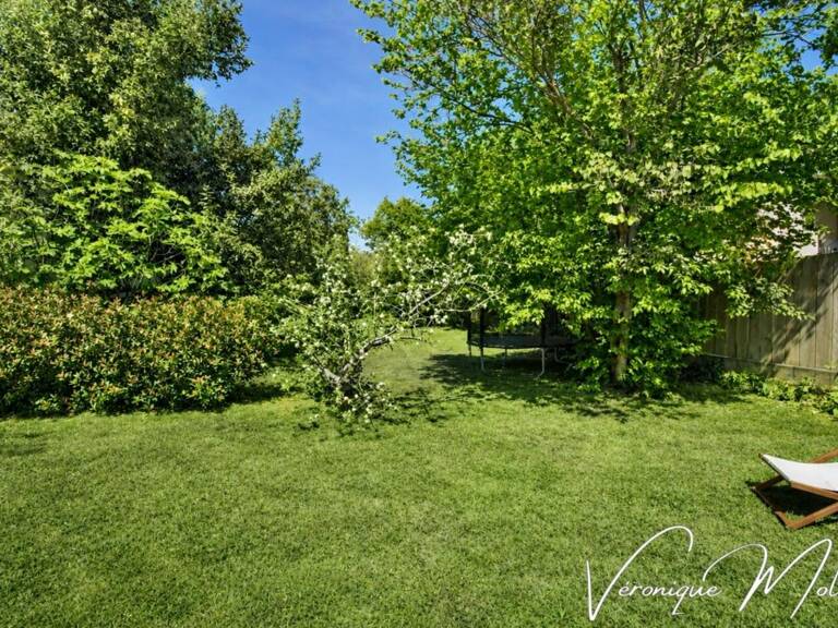 MAISON EN PIERRE INDÉPENDANTE SUR 1000m2 DE PARCELLE ARBORÉE À PIEDS DE TOUS COMMERCES — photo 1