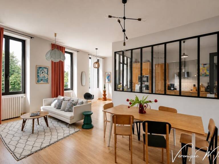 MAISON EN PIERRE INDÉPENDANTE SUR 1000m2 DE PARCELLE ARBORÉE À PIEDS DE TOUS COMMERCES — photo 1