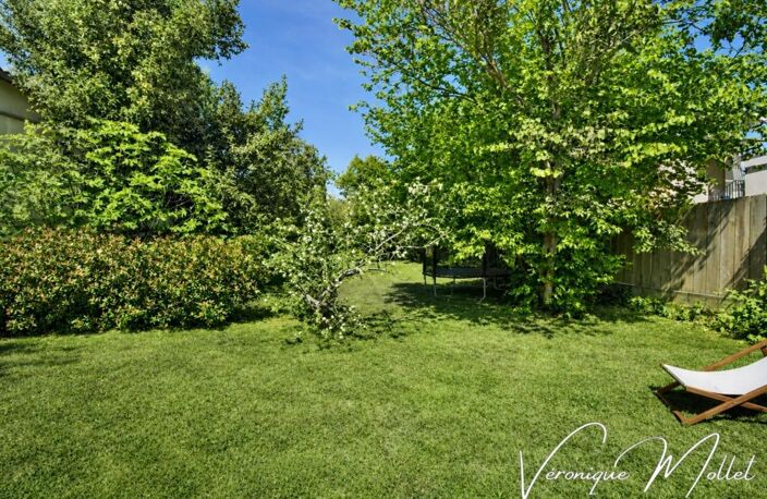 MAISON EN PIERRE INDÉPENDANTE SUR 1000m2 DE PARCELLE ARBORÉE À PIEDS DE TOUS COMMERCES — photo 3