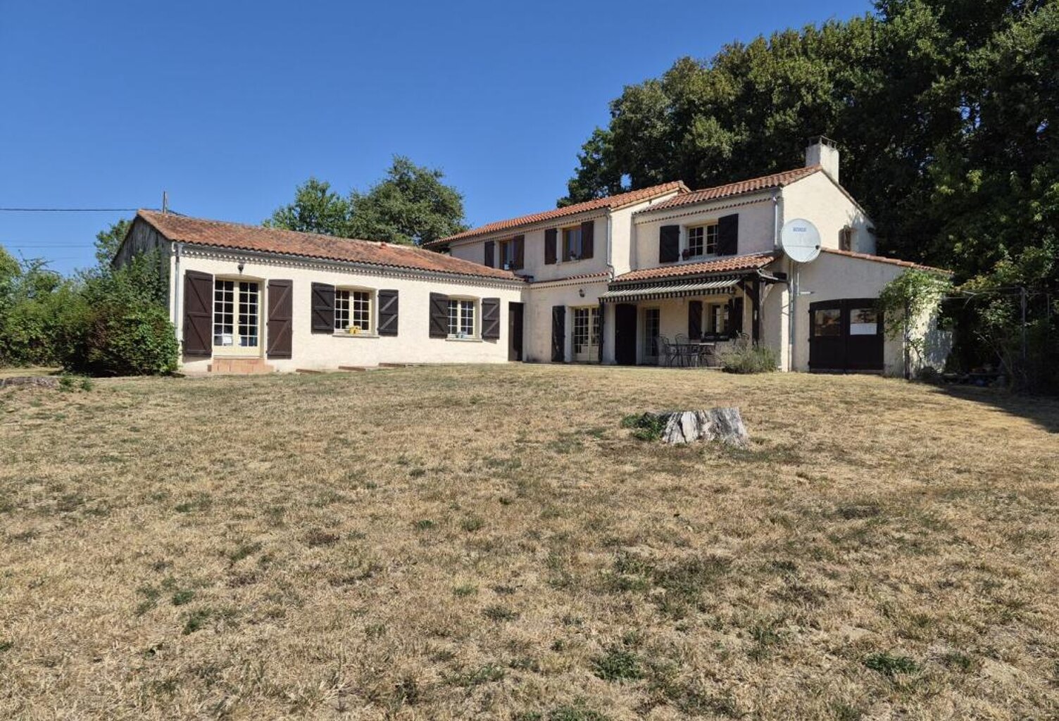 À vendre, secteur de Tarbes : Spacieuse villa comprenant 4 chambres, bureau, suite parentale, abri pour voiture et atelier, nichée dans d'un parc arboré de 22 071 m². Situation calme mais proche commodités et services — photo 1