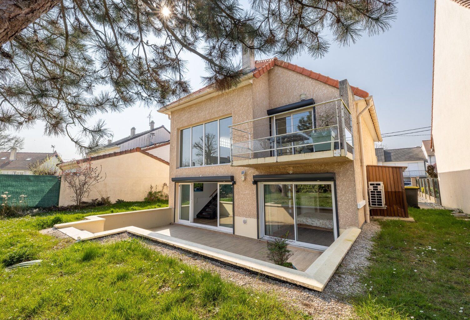 A vendre maison climatisée Sainte Genevieve des Bois (91700) véritable coup de cœur dans le Triangle d’Or : une maison individuelle de 153 m² offrant 5 chambres, un garage — photo 1