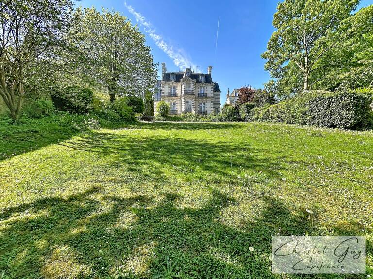Maison de Maître, coeur de ville MONTVAL-SUR-LOIR (72), 6 chambres, terrain 2090 m² — photo 1
