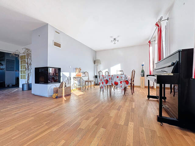 Maison à vendre 8 pièces SAINT GENIS POUILLY (01) — photo du bien