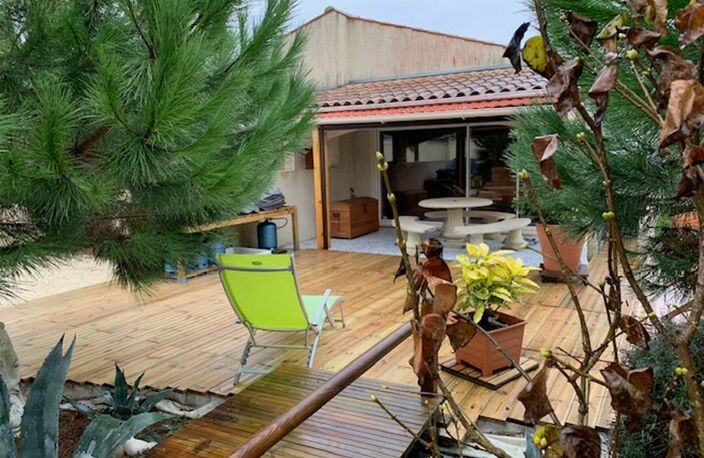 ILE D'OLERON (17), A Vendre demeure-piscine 186m² plain-pied sur terrain 862m², 9 pièces dont 4 chambres et 1 garage — photo 2