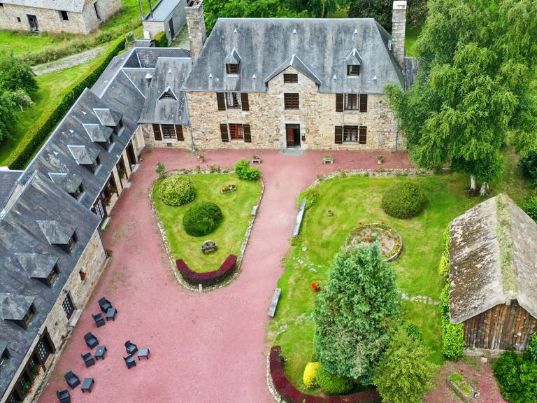 Propriété d’exception en Normandie – Manoir rénové avec dépendances et chapelle — photo 1