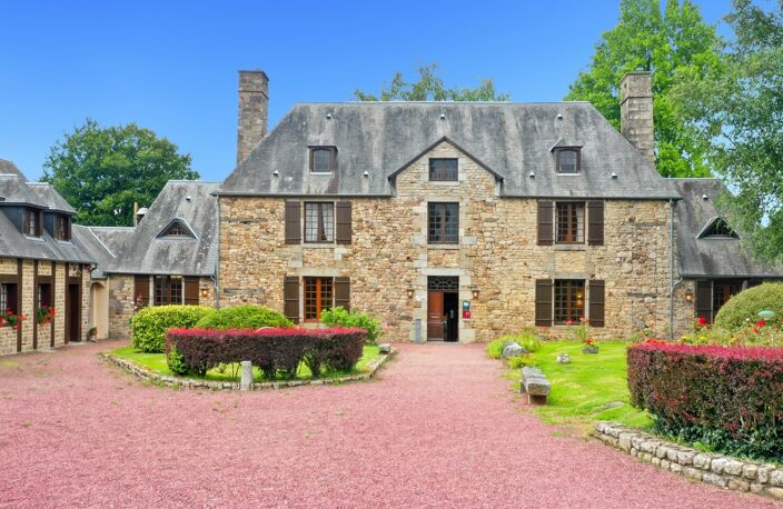 Propriété d’exception en Normandie – Manoir rénové avec dépendances et chapelle — photo 2