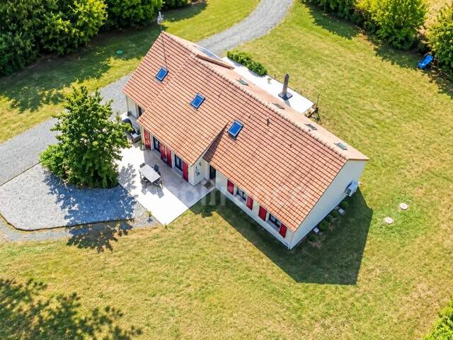 Un véritable espace de vie familial à Lombron : 210 m² et près de 3 000 m² de terrain — photo du bien