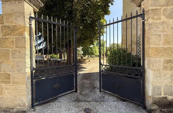BELLE MAISON EN PIERRE DE TAILLE DE 252 M², 7 CHAMBRES, COMBLES AMÉNAGEABLES, JARDIN PAYSAGER,3 GARAGES — photo 2