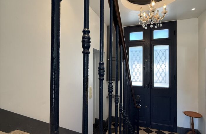 BELLE MAISON EN PIERRE DE TAILLE DE 252 M², 7 CHAMBRES, COMBLES AMÉNAGEABLES, JARDIN PAYSAGER,3 GARAGES — photo 5