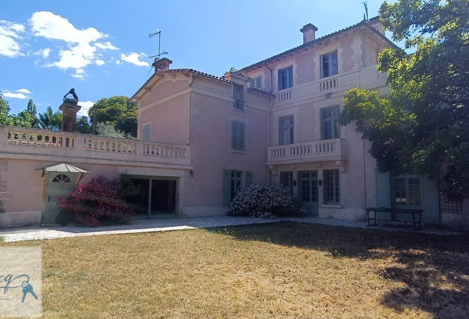 Coup de coeur pour les amoureux de belle demeure à vendre 14 pièces - Elégance, art de vivre - SOUVIGNE (79) — photo 1