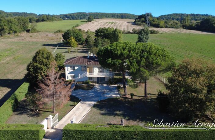 DAUSSE (47) - Maison familiale avec deux logements indépendants et plus de 5 700 m² de terrain — photo 2