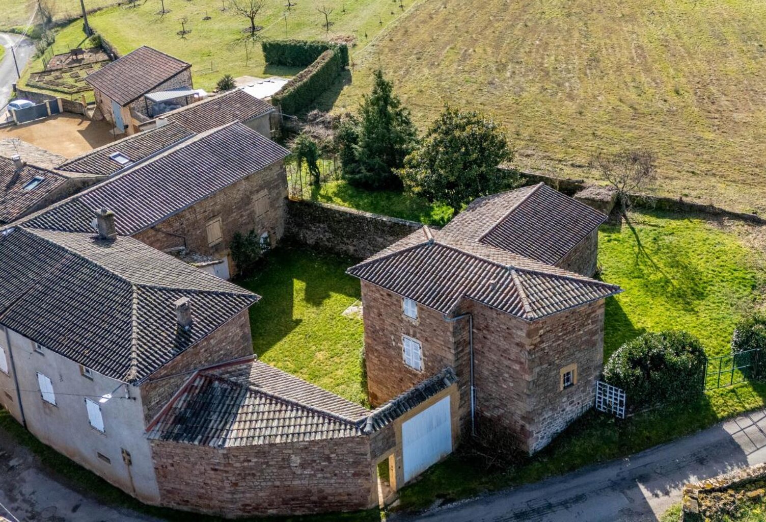 Une propriété de caractère à réinventer au cœur du Beaujolais — photo 1