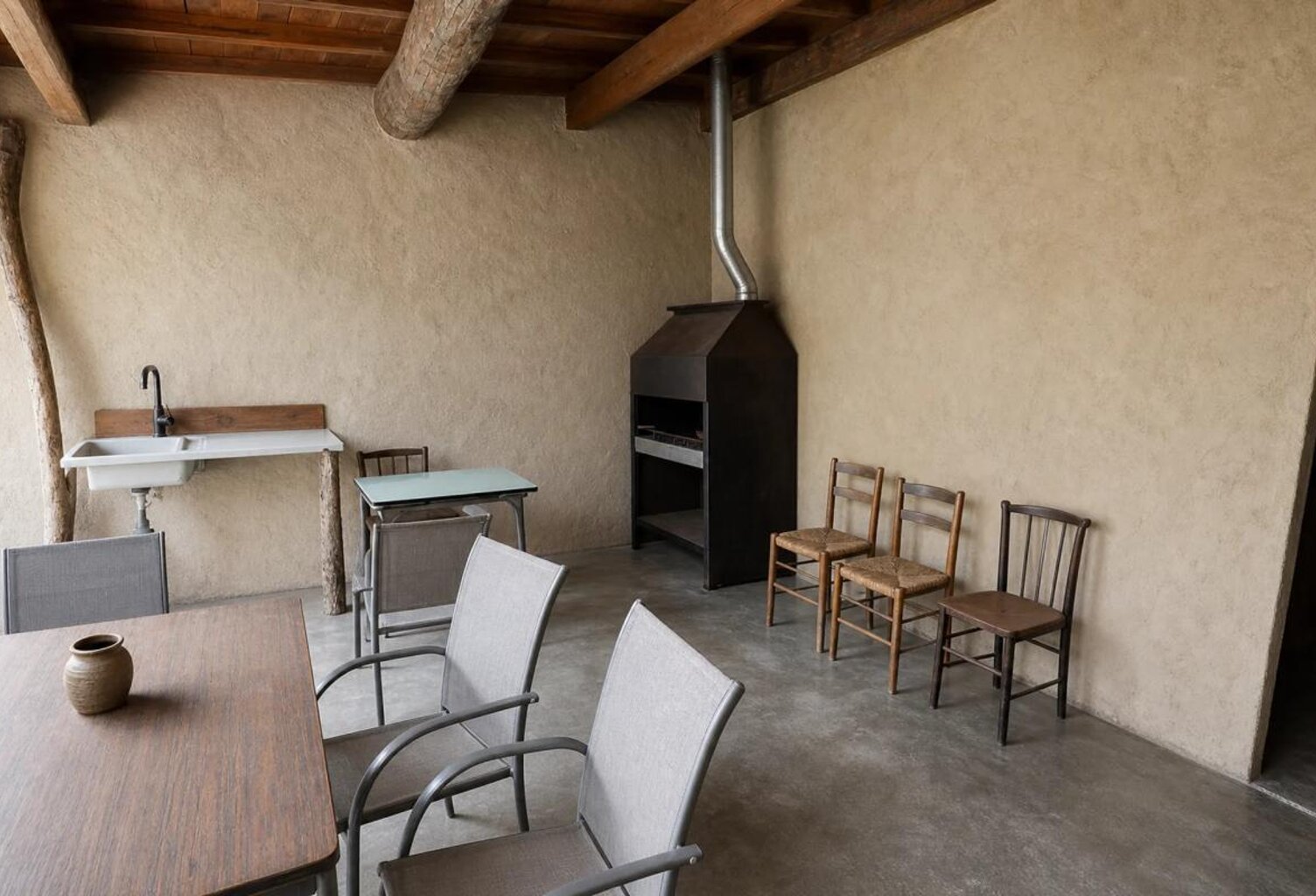 Immeuble de rapport avec 2 appartements, studio, caves et cour — photo 1