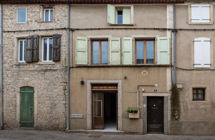 Immeuble de rapport avec 2 appartements, studio, caves et cour — photo 2