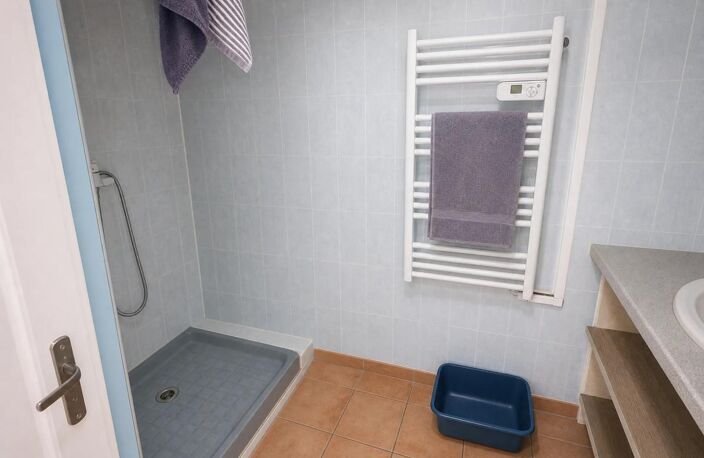 Immeuble de rapport avec 2 appartements, studio, caves et cour — photo 5