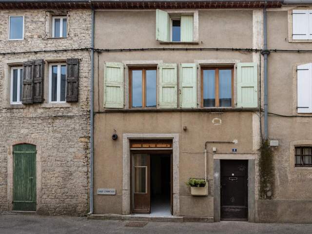 Immeuble de rapport avec 2 appartements, studio, caves et cour — photo du bien