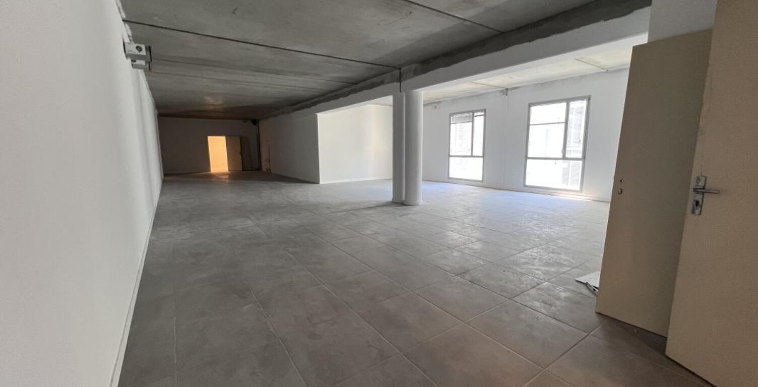 BUREAU DE 142m² Ste Clotilde — photo 1