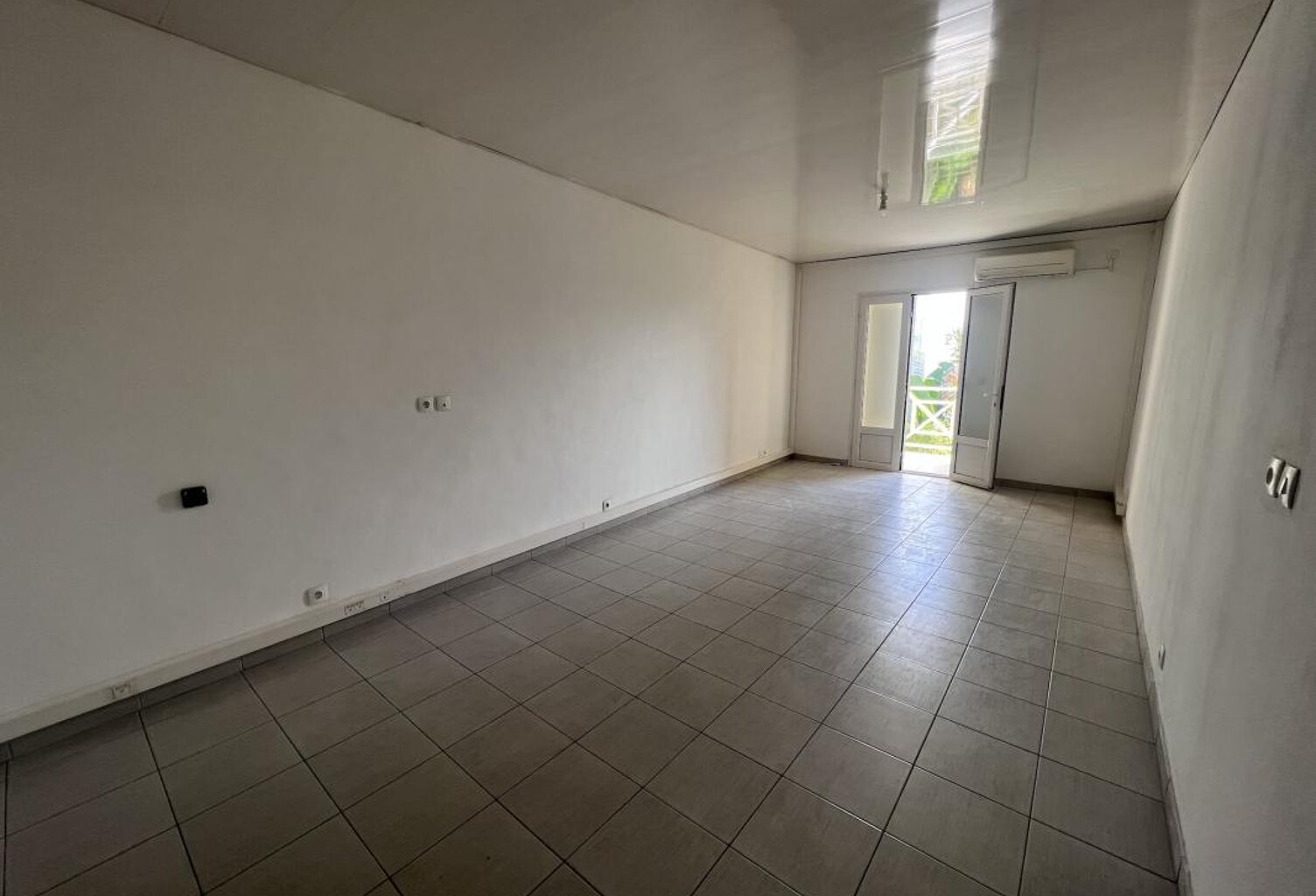 BUREAU de 50m² à Sainte Clotilde — photo 1