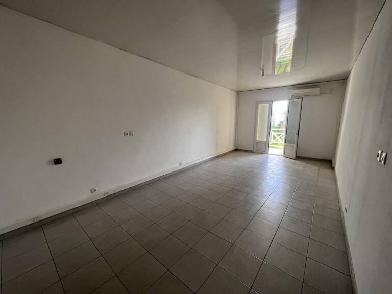 BUREAU de 50m² à Sainte Clotilde — photo 1