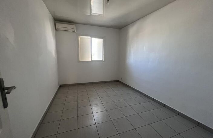BUREAU de 50m² à Sainte Clotilde — photo 2