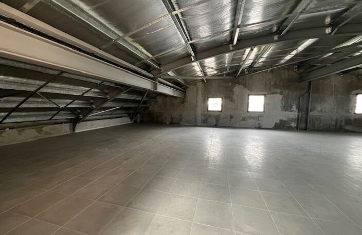 BUREAU DE 295 m² — photo 2