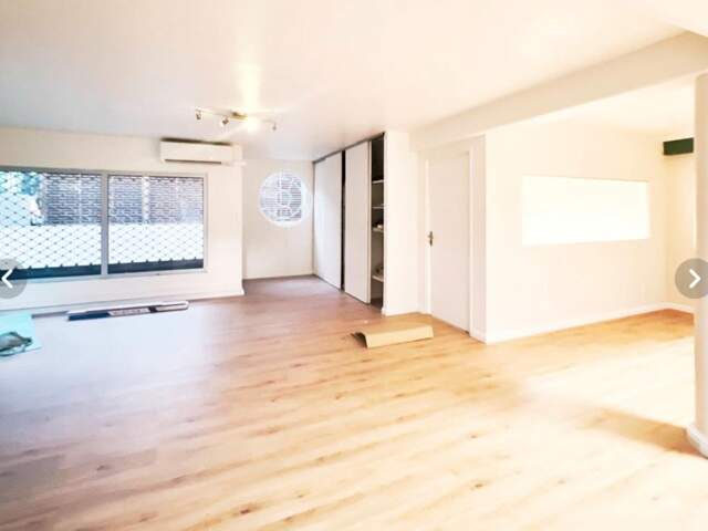 Local professionnel loué 80 m² – Saint-Denis — photo du bien