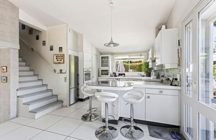 Maison d’architecte avec piscine sur parc de 1 740 m² — photo 4