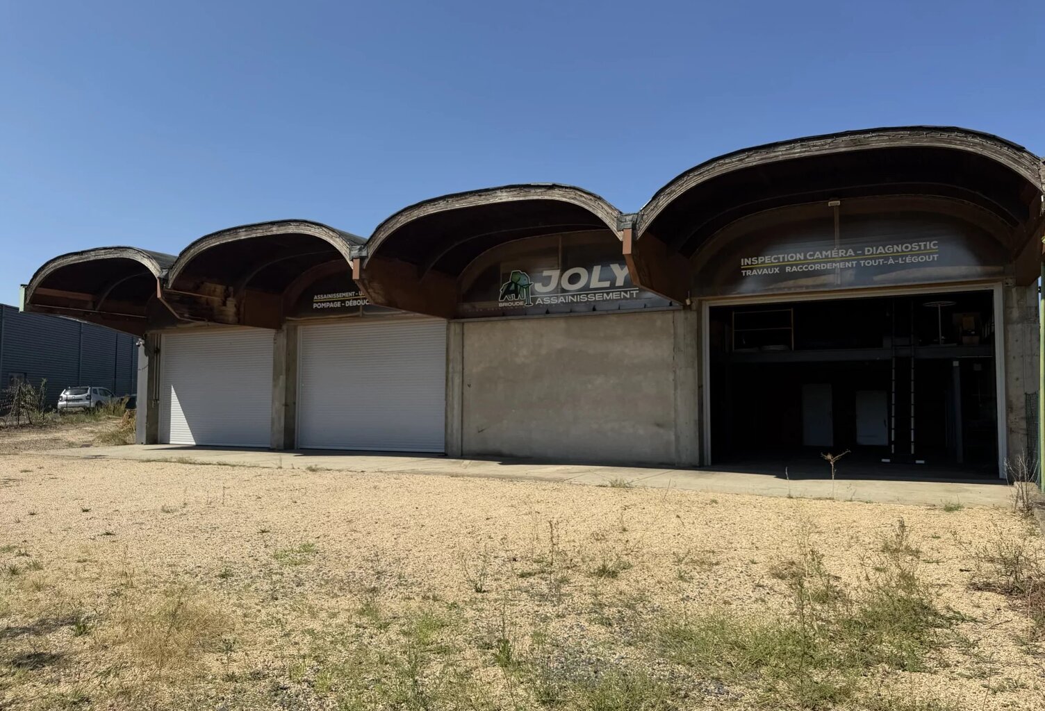 LOCAL PROFESSIONNEL AVEC HANGAR 280 m² – BUREAUX – TERRAIN CLOS – BRIOUDE — photo 1