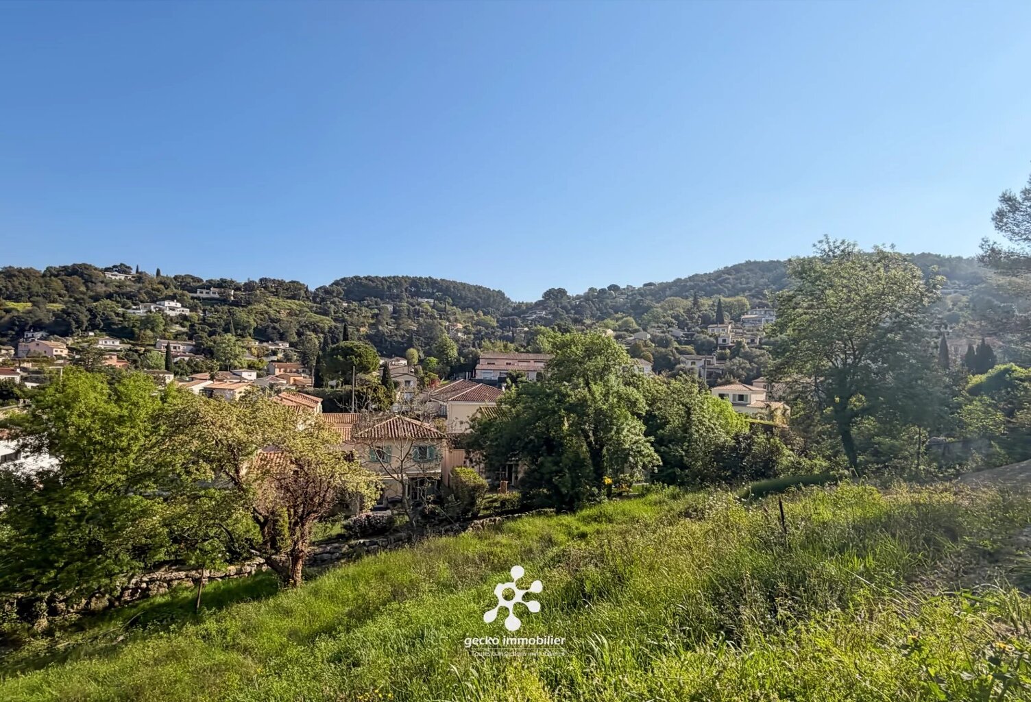 PÉGOMAS – Terrain constructible de 1 695 m² en secteur résidentiel — photo 1