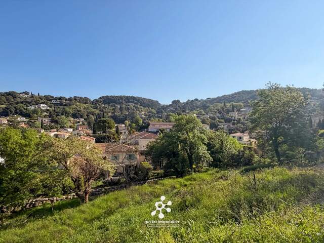 PÉGOMAS – Terrain constructible de 1 695 m² en secteur résidentiel — photo du bien
