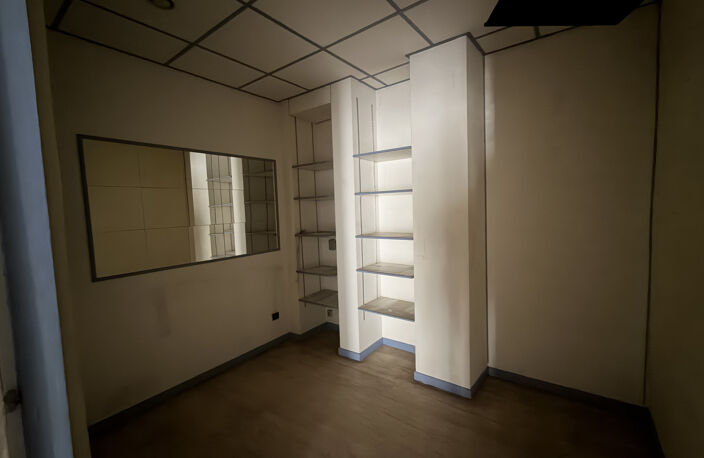 LOCAL A USAGE DE BUREAUX — photo 3