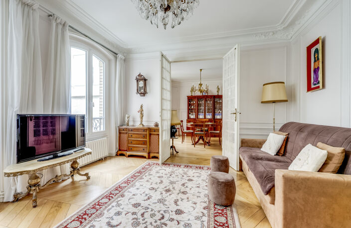 PARIS 17: BATIGNOLLES - APPARTEMENT DE CHARME DE 93 M2 — photo 2