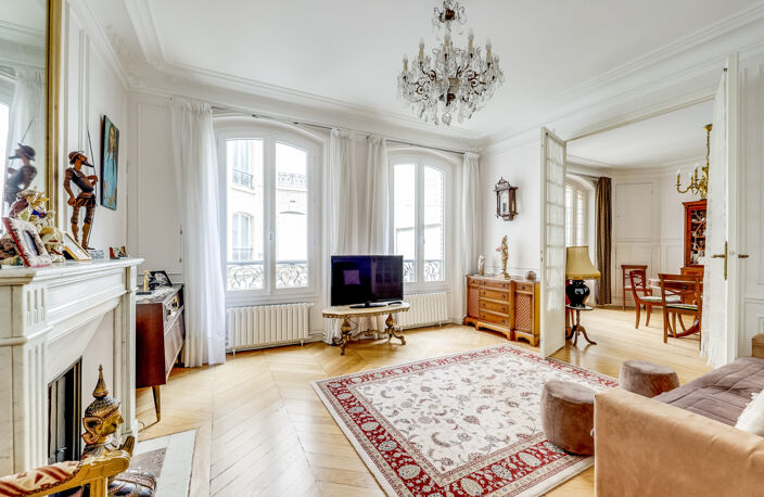 PARIS 17: BATIGNOLLES - APPARTEMENT DE CHARME DE 93 M2 — photo 3