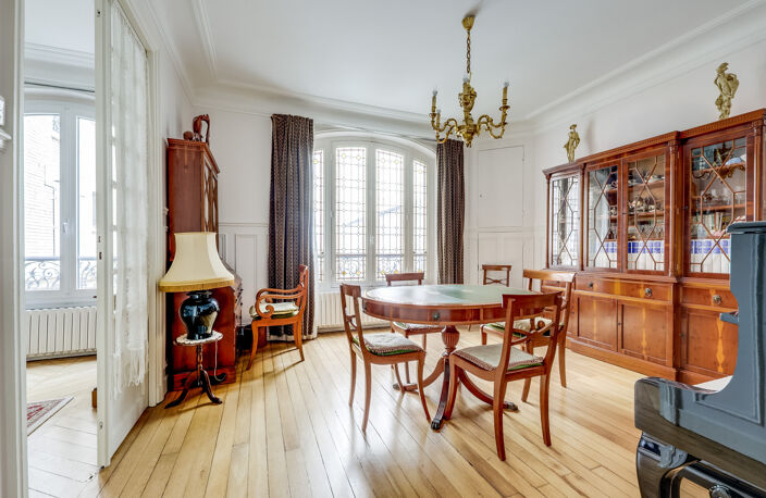 PARIS 17: BATIGNOLLES - APPARTEMENT DE CHARME DE 93 M2 — photo 5