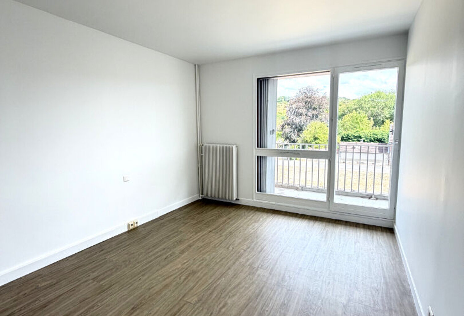GRAVIGNY - T1 avec BALCON, CAVE ET PARKING — photo 1