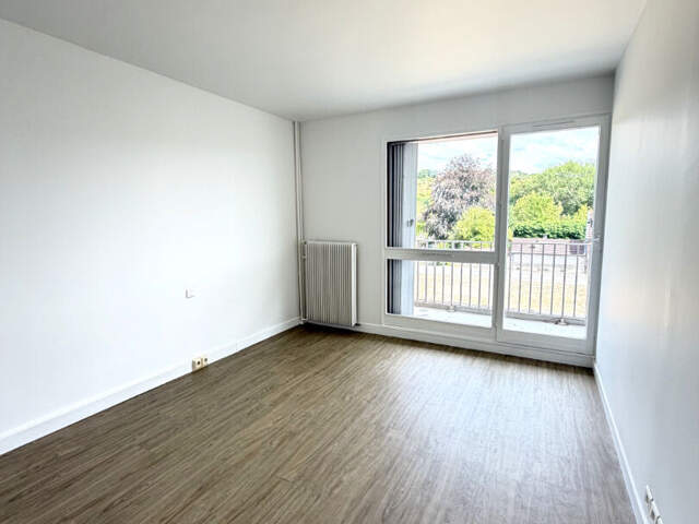 GRAVIGNY - T1 avec BALCON, CAVE ET PARKING — photo du bien