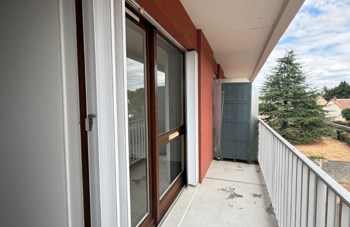GRAVIGNY - T1 avec BALCON, CAVE ET PARKING — photo 3