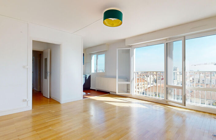 DERNIER ETAGE - T2 avec vue panoramique, cave et parking en s-sol — photo 2