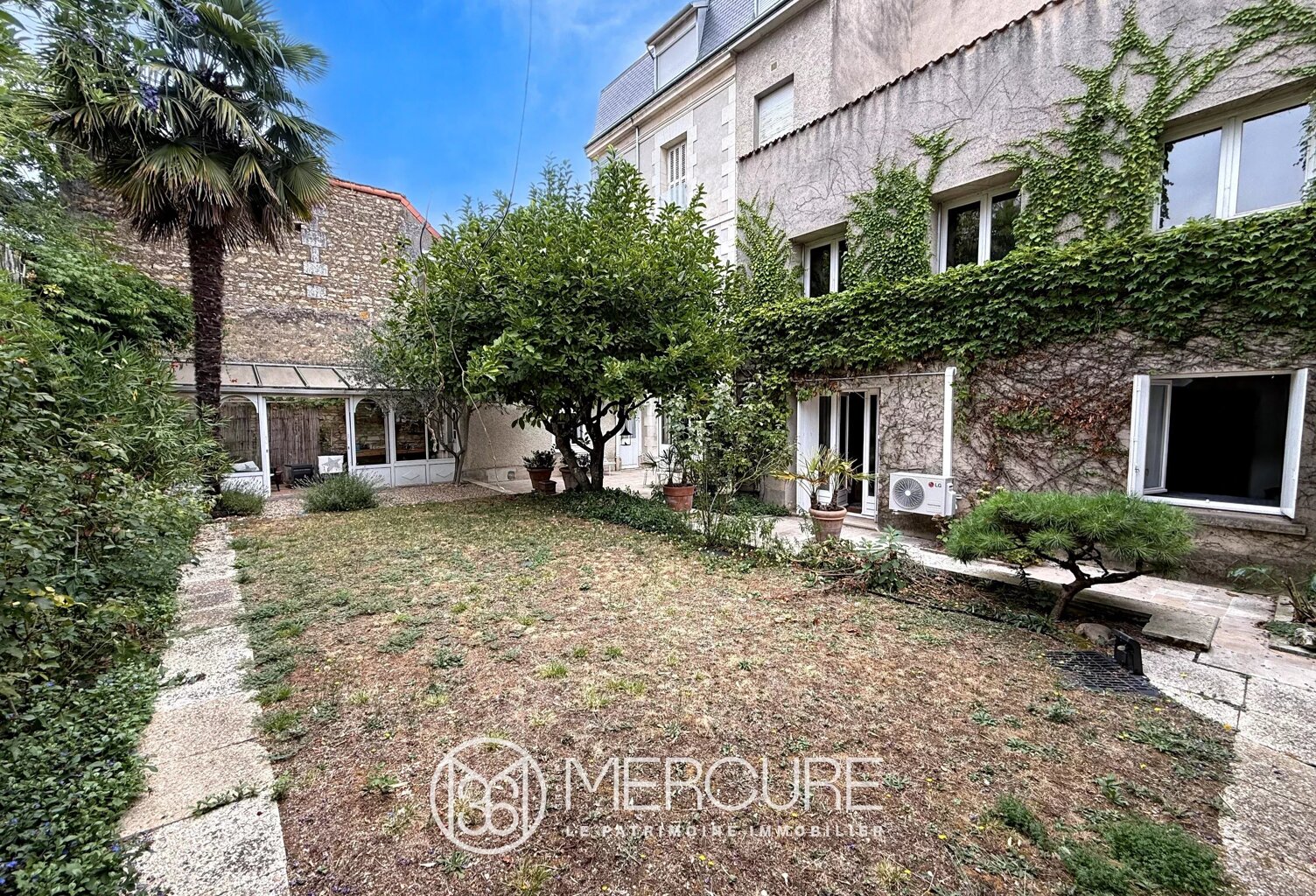 Maison de 253 m² avec JARDIN et GARAGES — photo 1