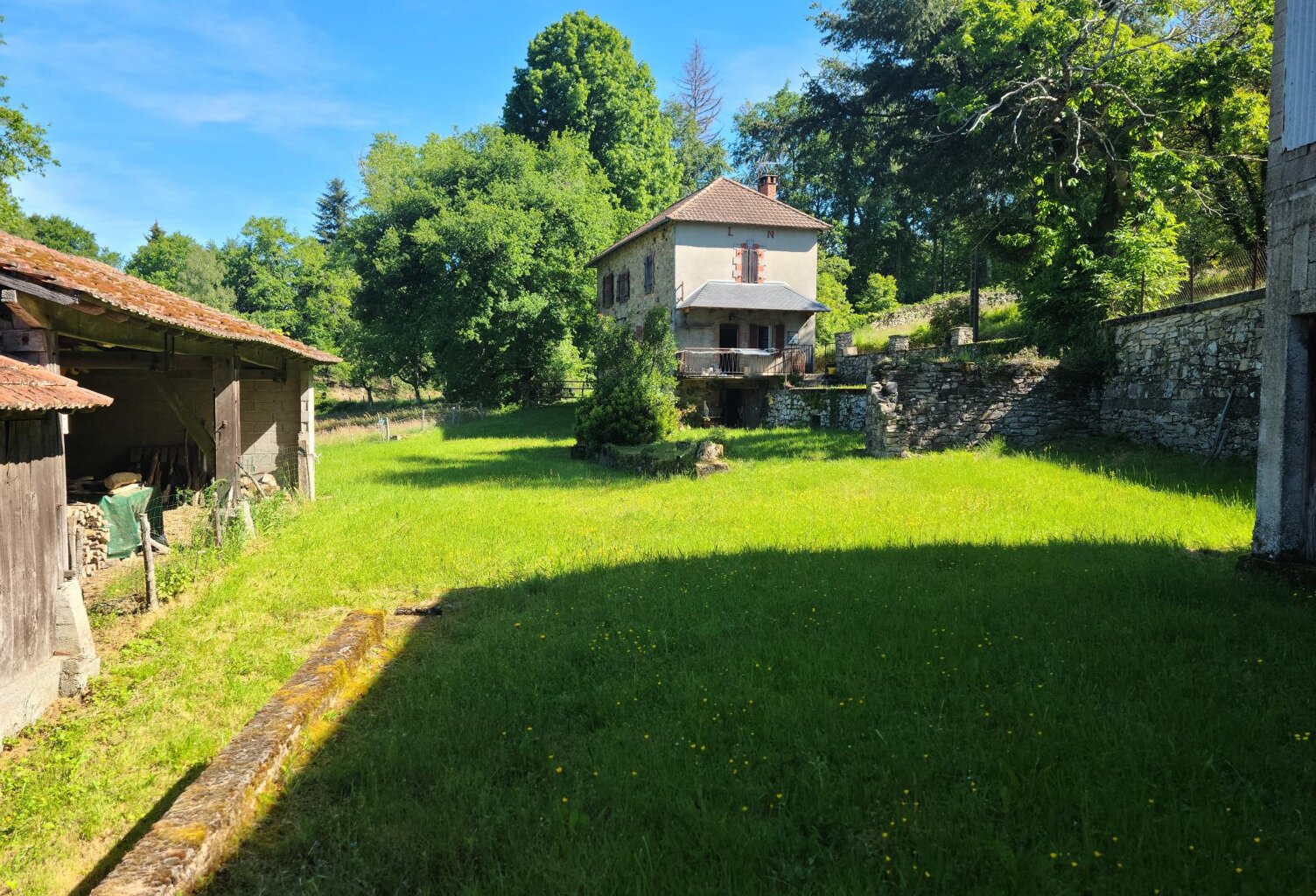 Ensemble immobilier en pierre sans voisins directs — photo 1