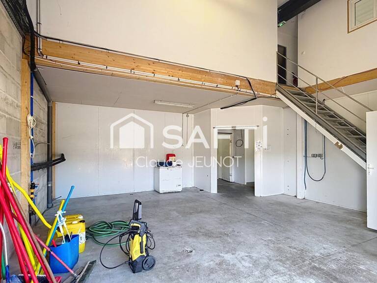 Local d'activité de 301 m2 — photo 1
