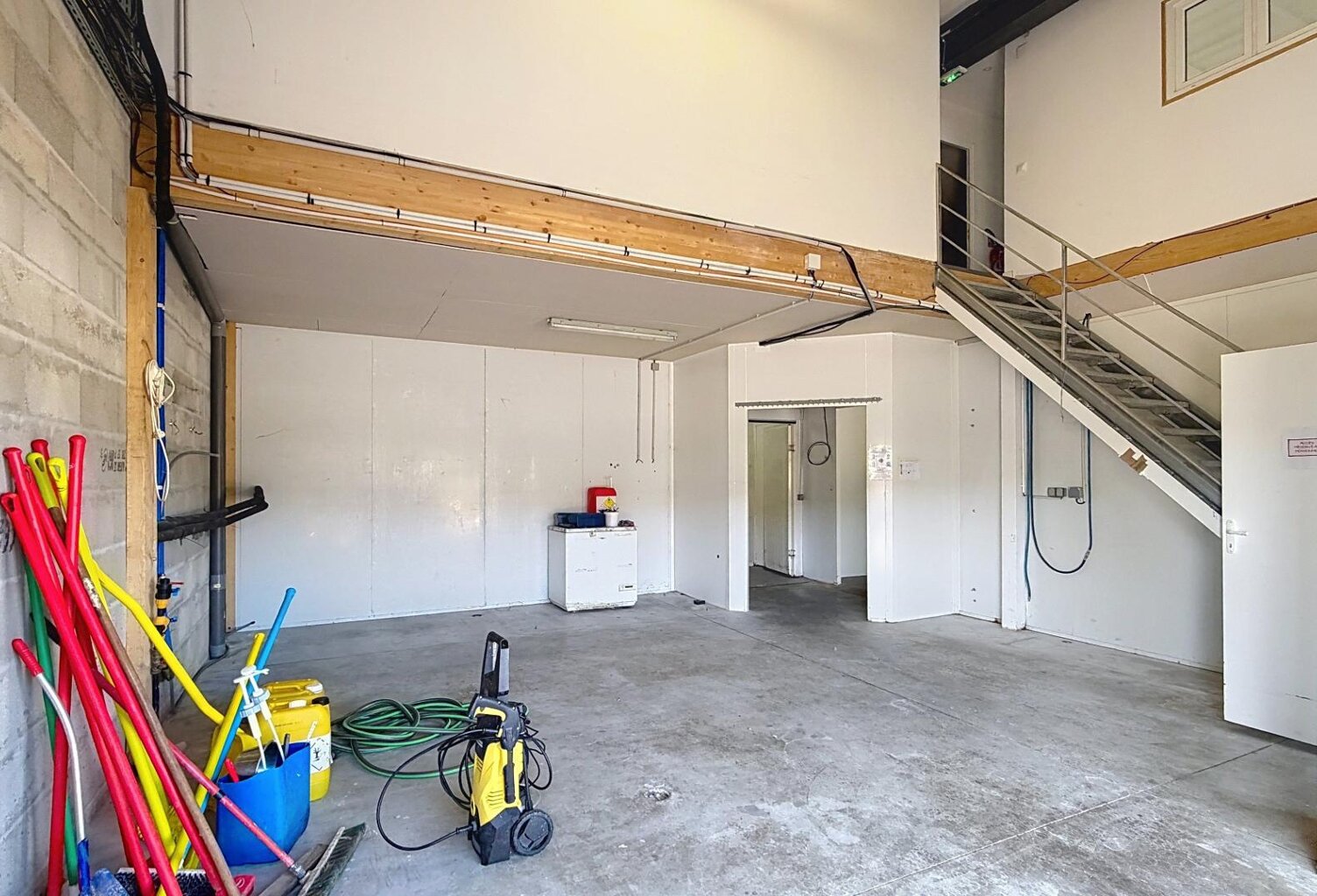 À louer  Local d'activité 301 m² avec entrepôt et bureaux  Martignas-sur-Jalles (33) — photo 1
