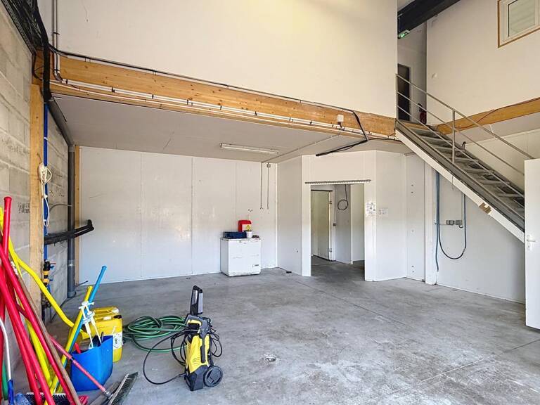 À louer  Local d'activité 301 m² avec entrepôt et bureaux  Martignas-sur-Jalles (33) — photo 1