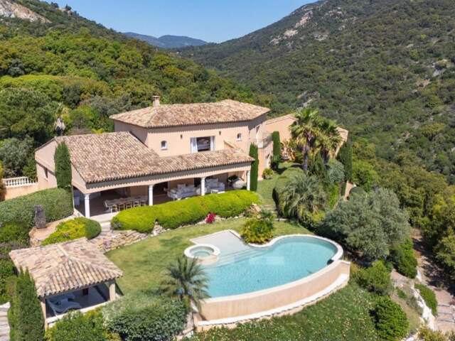 Superve villa dans les hauts de Grimaud dans un environnement sécurisé — photo du bien