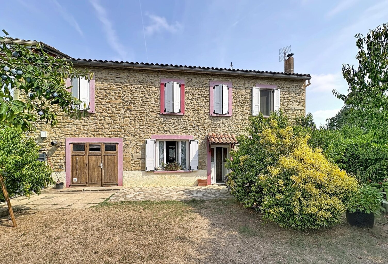 Maison en pierre rénovée avec grand terrain — photo 1