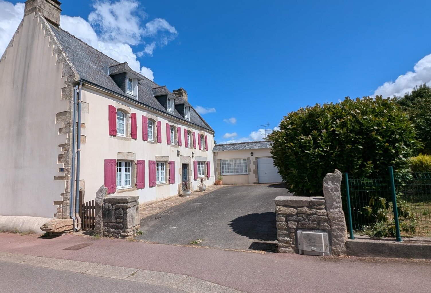 Magnifique longère rénovée avec garage et dépendance — photo 1