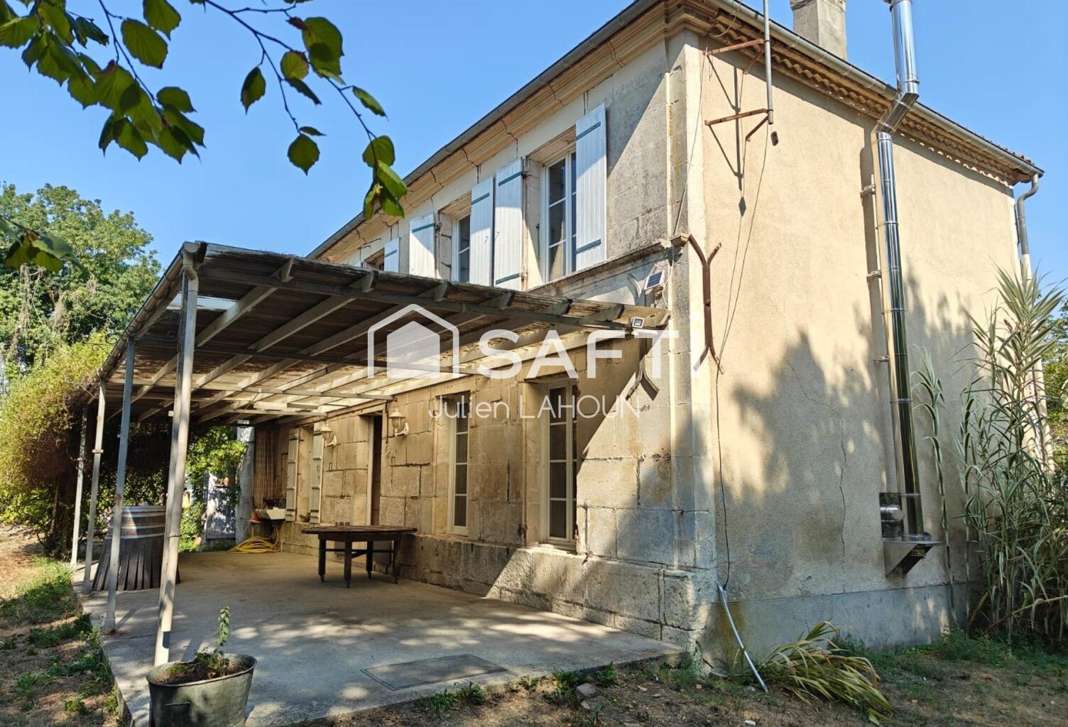Ensemble immobilier avec deux maisons et terrain — photo 1
