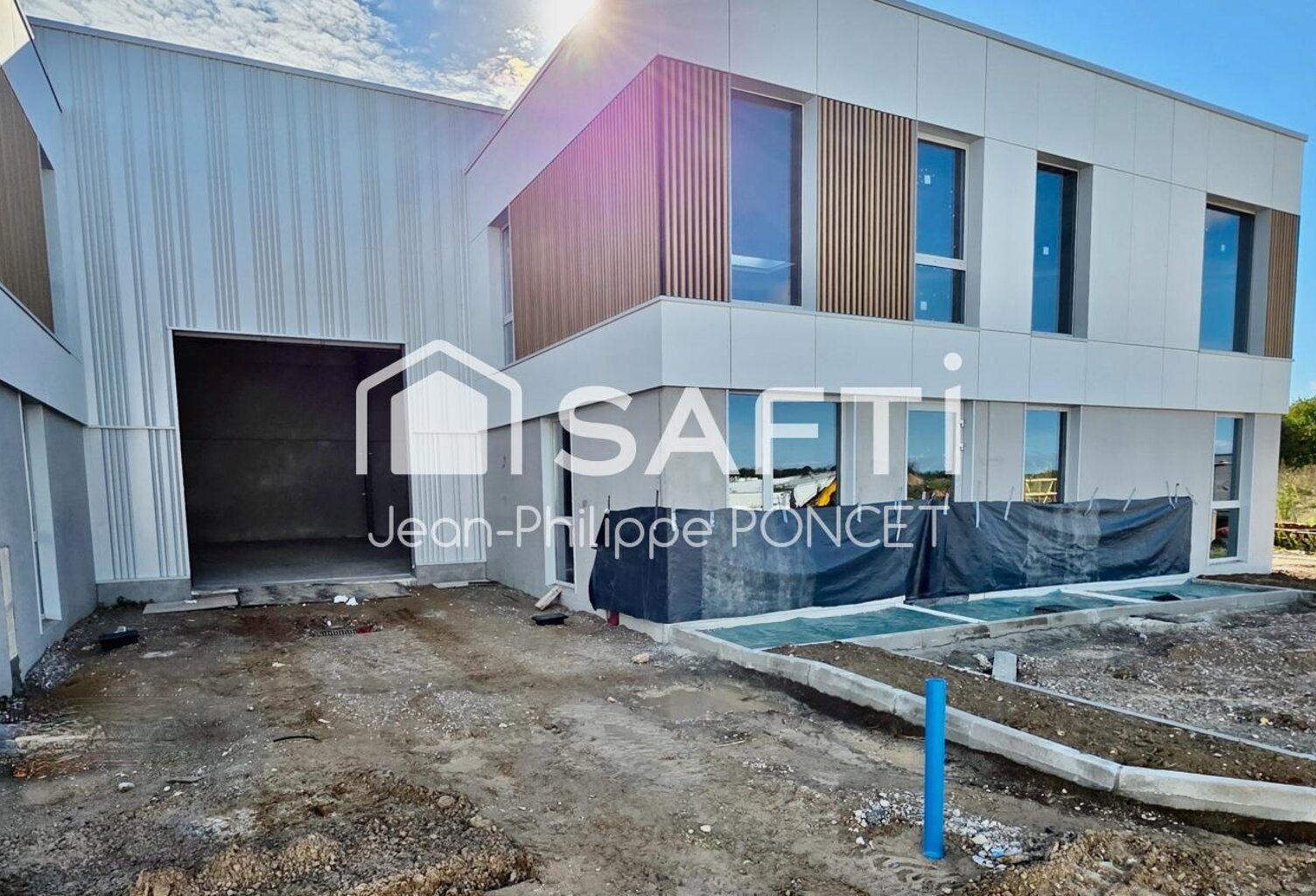 Location bâtiment avec bureaux et entrepôt — photo 1