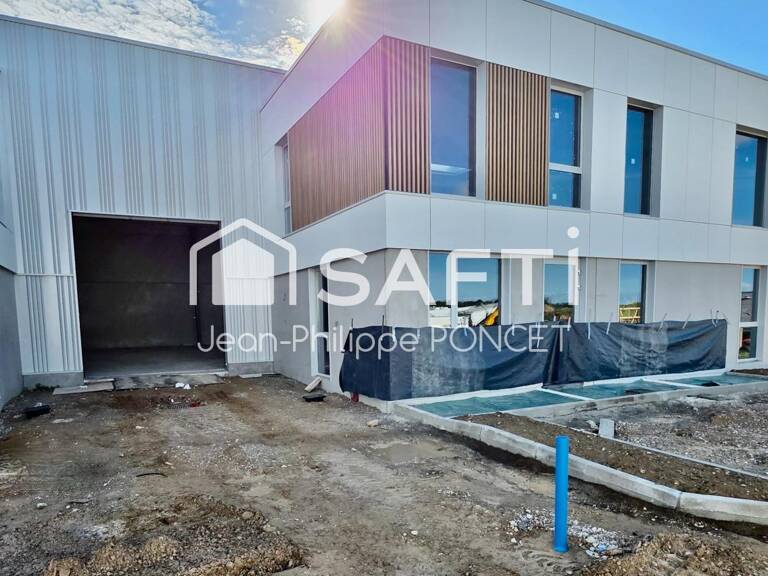 Location bâtiment avec bureaux et entrepôt — photo 1