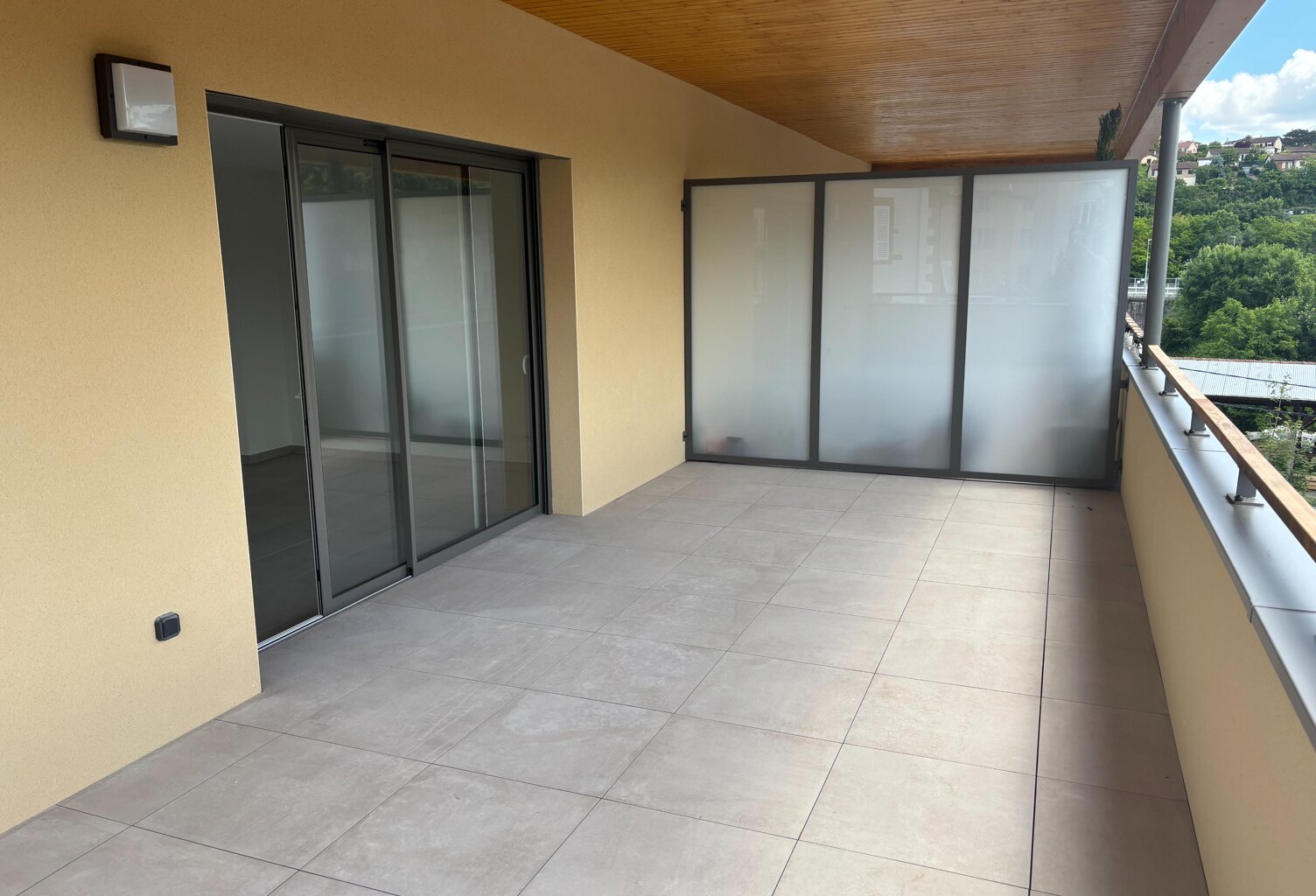 L’ARBRESLE — MAGNIFIQUE T5 EN DUPLEX  AVEC TERRASSE PLEIN SUD  — photo 1